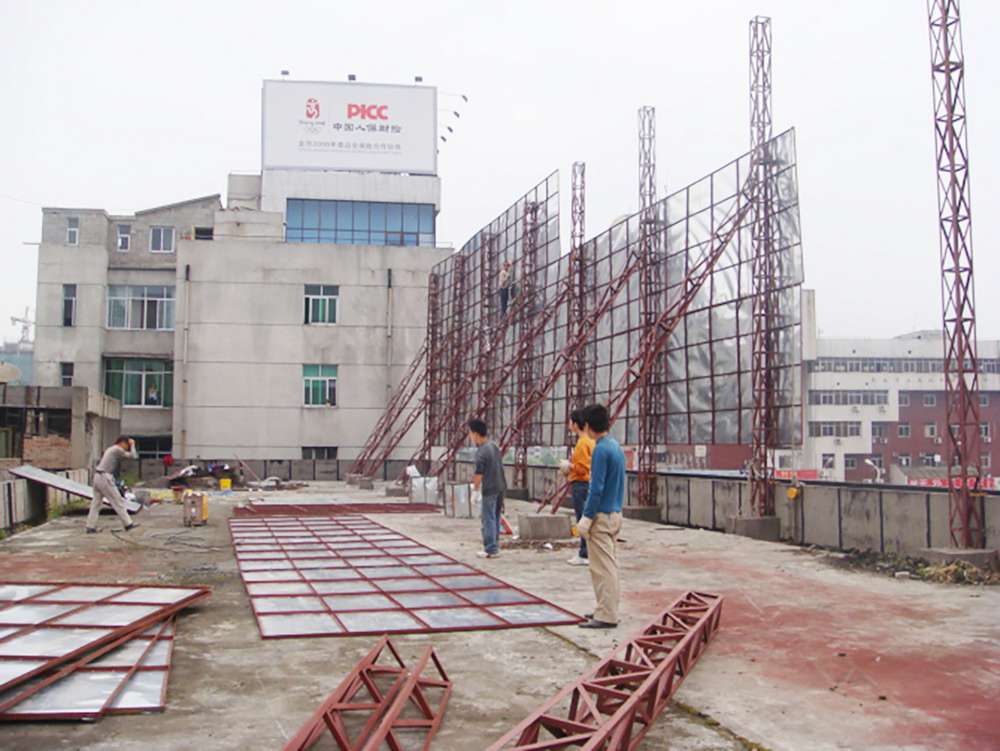 樓頂戶外大牌施工現(xiàn)場