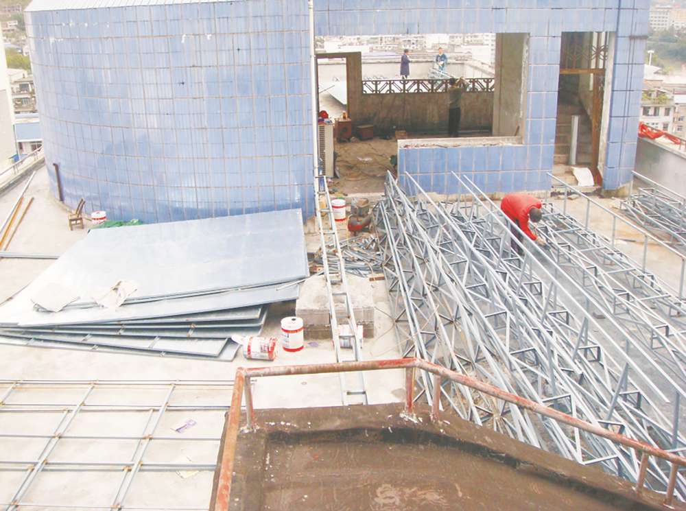 恩施日報社樓頂巨型廣告施工現(xiàn)場